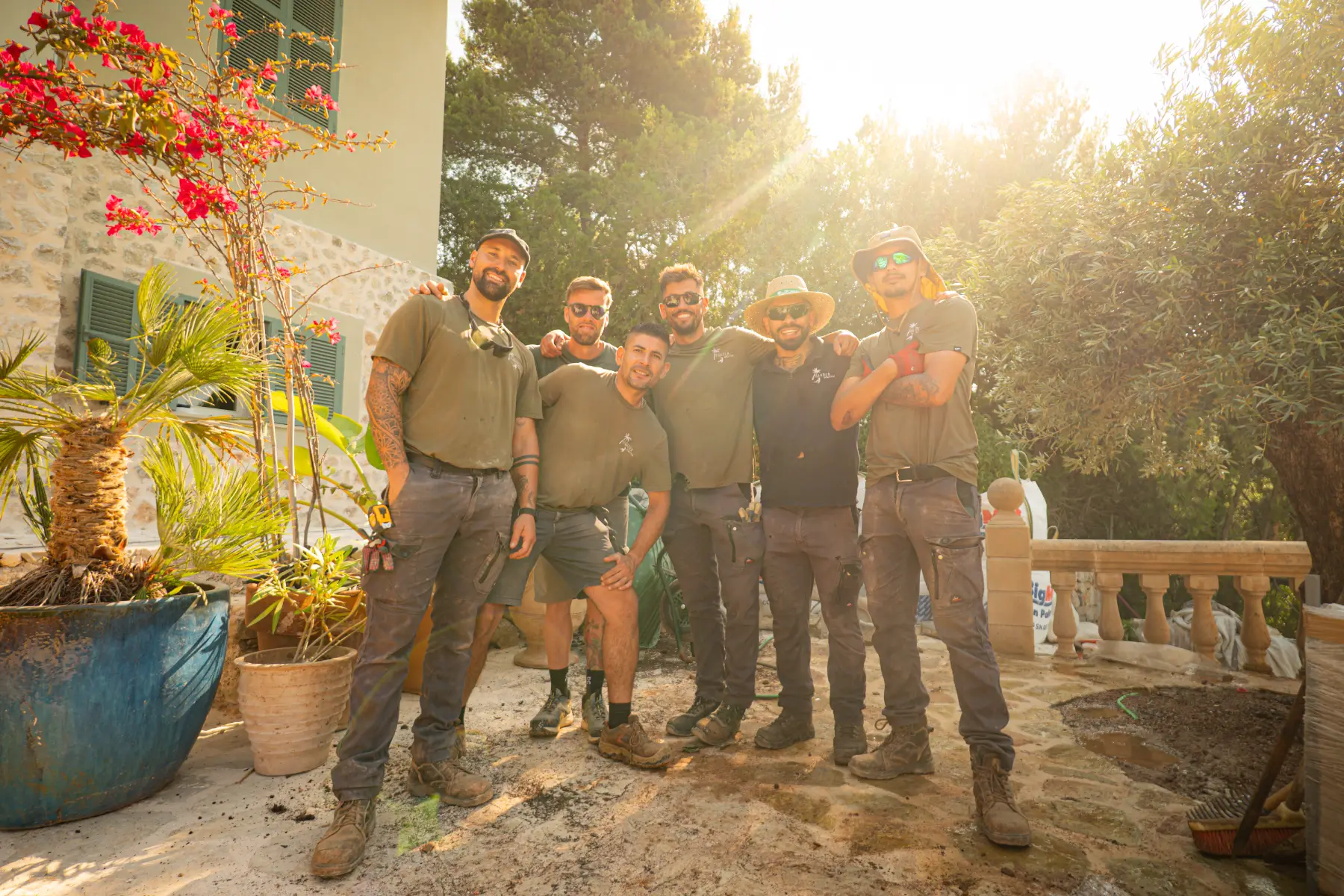 Equipo de Garden Solution trabajando en un jardín de Mallorca