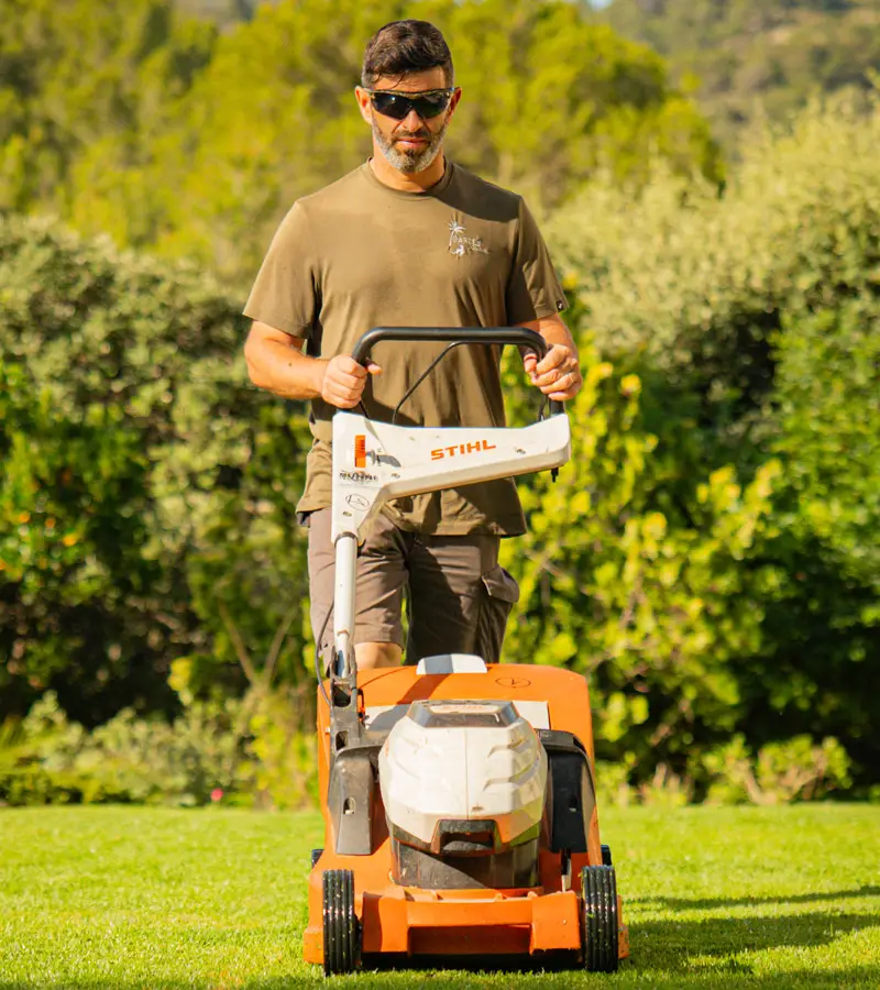 Césped natural instalado y mantenido en jardín de Mallorca