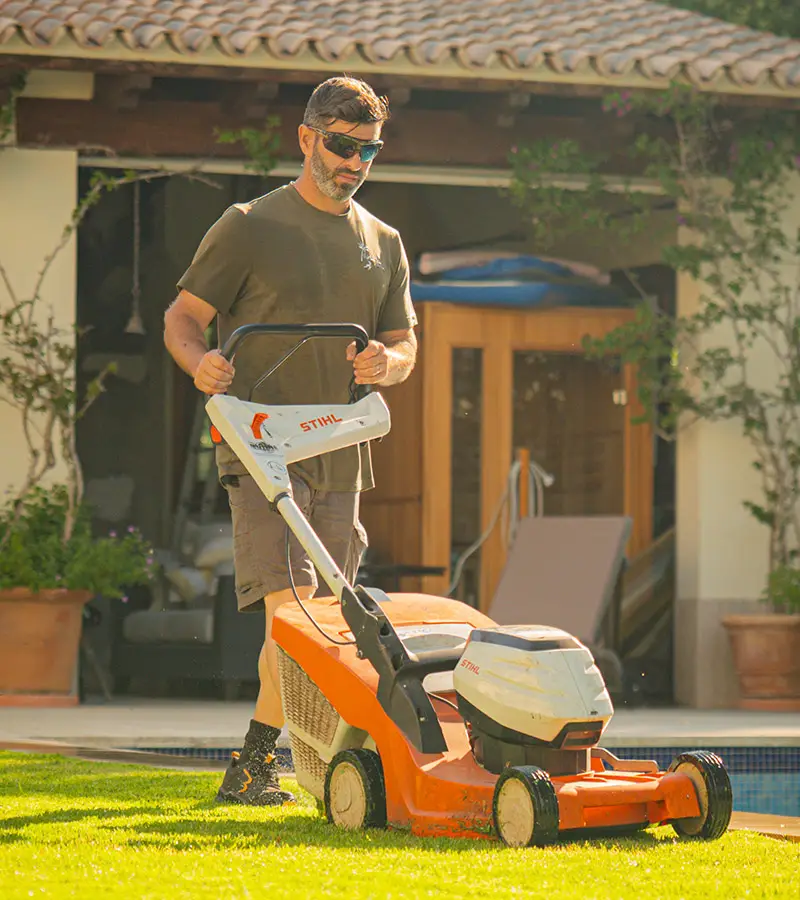 Mantenimiento de jardín en villa de Mallorca — equipo de Garden Solution