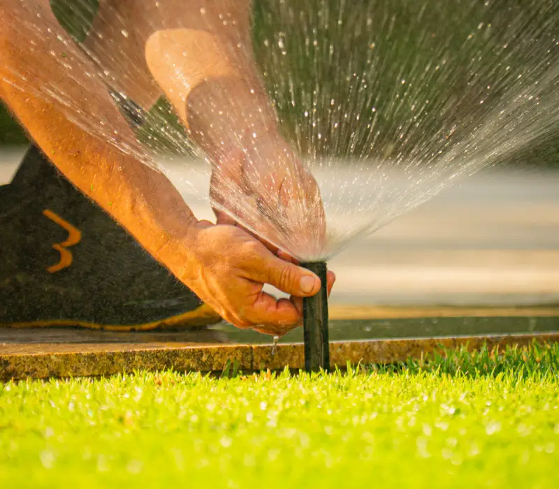 Sistema de riego automático instalado en jardín de villa en Mallorca