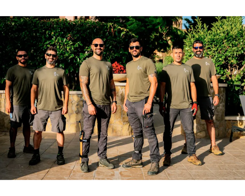Equipo de Garden Solution trabajando en jardín de villa en Mallorca